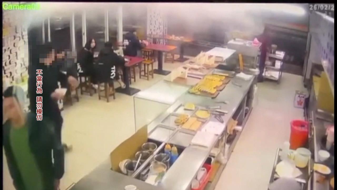 不滿點餐被看一眼! 男怒「潑鹹豆漿」四打二