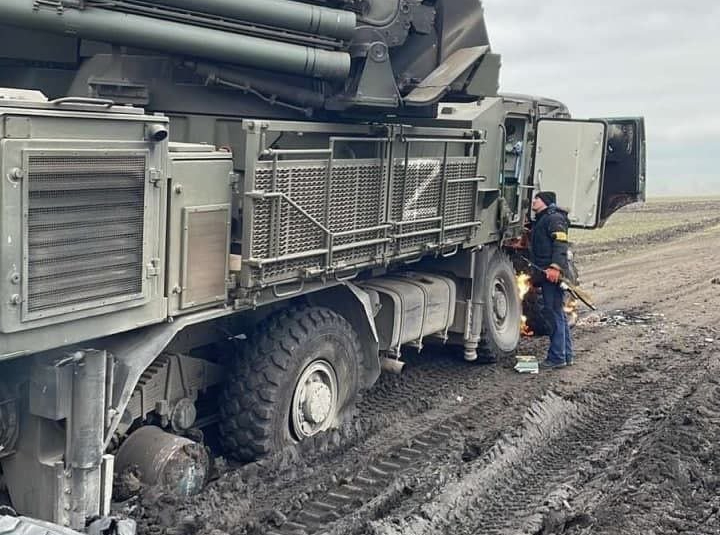自作自受？俄戰車「陷泥坑」停滯不前　 外媒：用了中國製山寨輪胎！