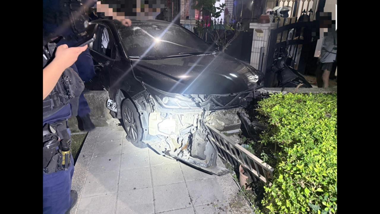 大膽！違停遇攔查　新莊毒蟲「倒退撞警車」逃逸