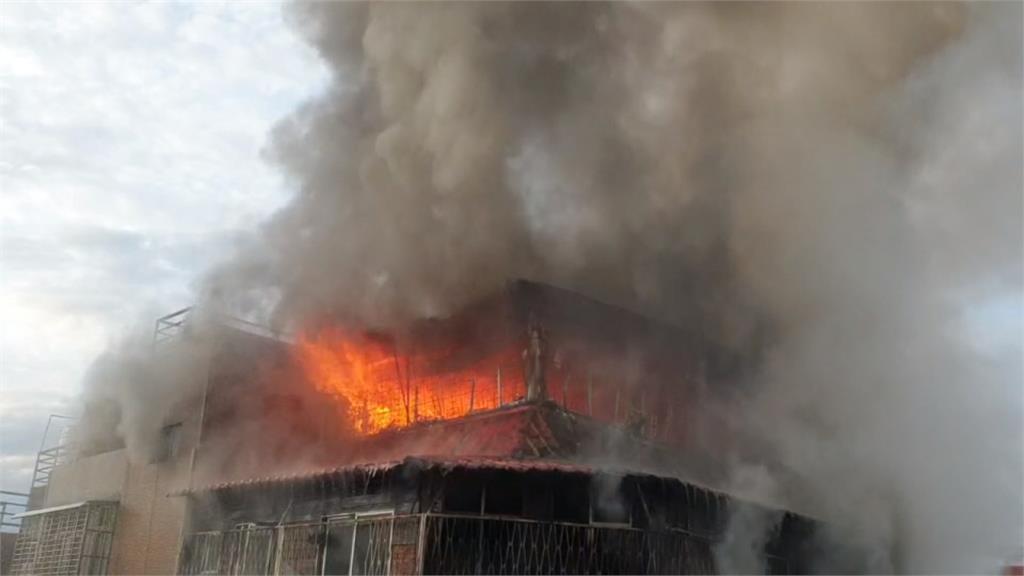 萬華民宅宮廟「頂加」凌晨火警　狂燒40坪4人獲救