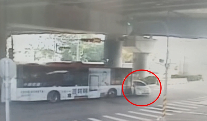轎車違規轉撞公車5人送醫！　監視器畫面曝光