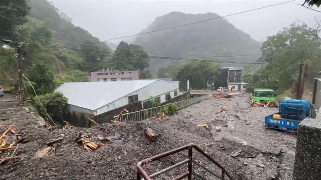 春陽部落斜坡鐵護欄沖歪　6車遭土石掩埋.5民宅遭沖刷