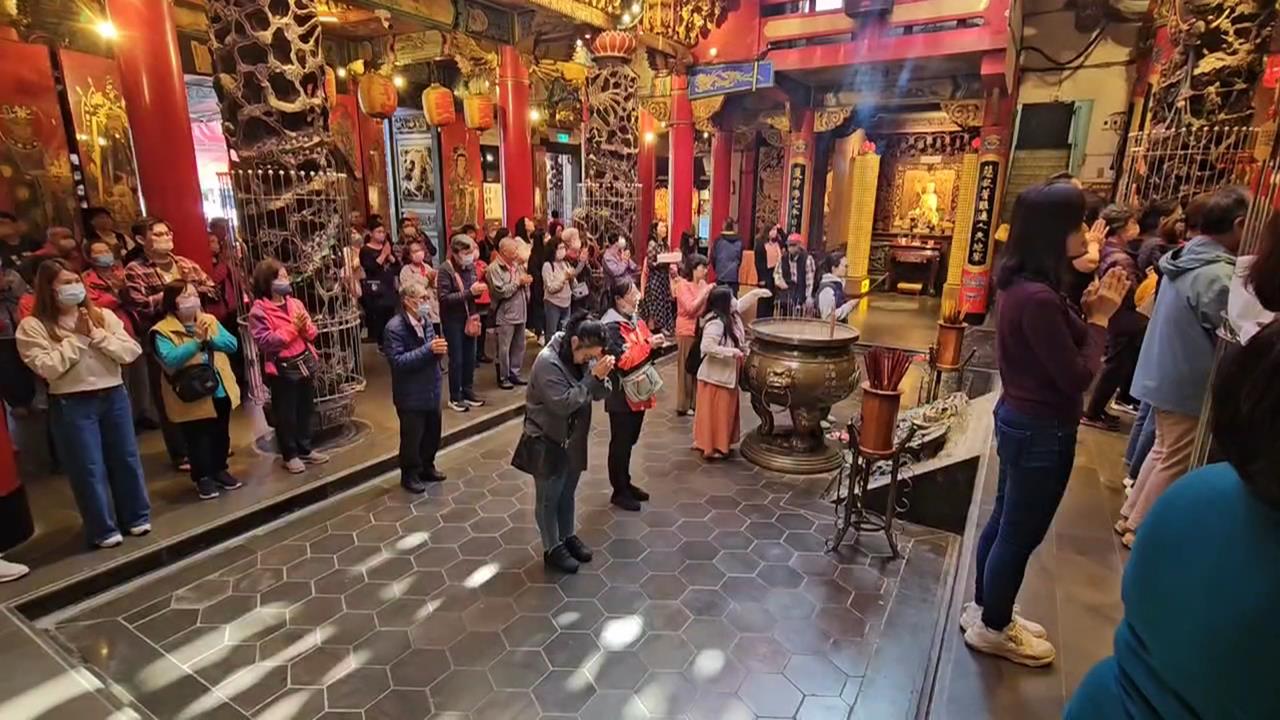 排慈護宮發財金爆衝突！　女遭廟方人員甩棍毆打「耳縫3針」