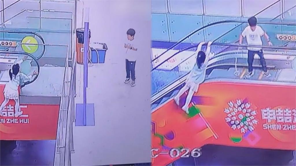 放任小孩玩電扶梯！女童雙腳懸空吊掛2樓驚險畫面曝　網轟：家長在哪