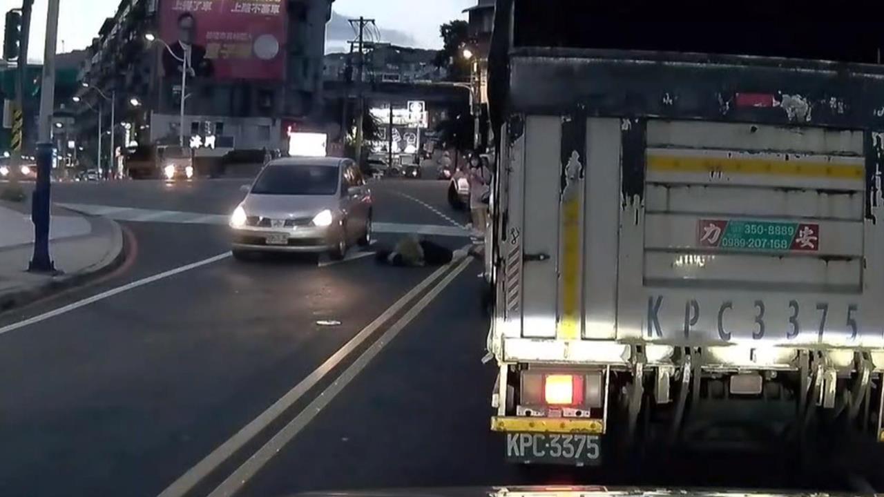 行人地獄再現！基隆多岔路口轎車撞上行人　駕駛恐挨罰3.6萬元