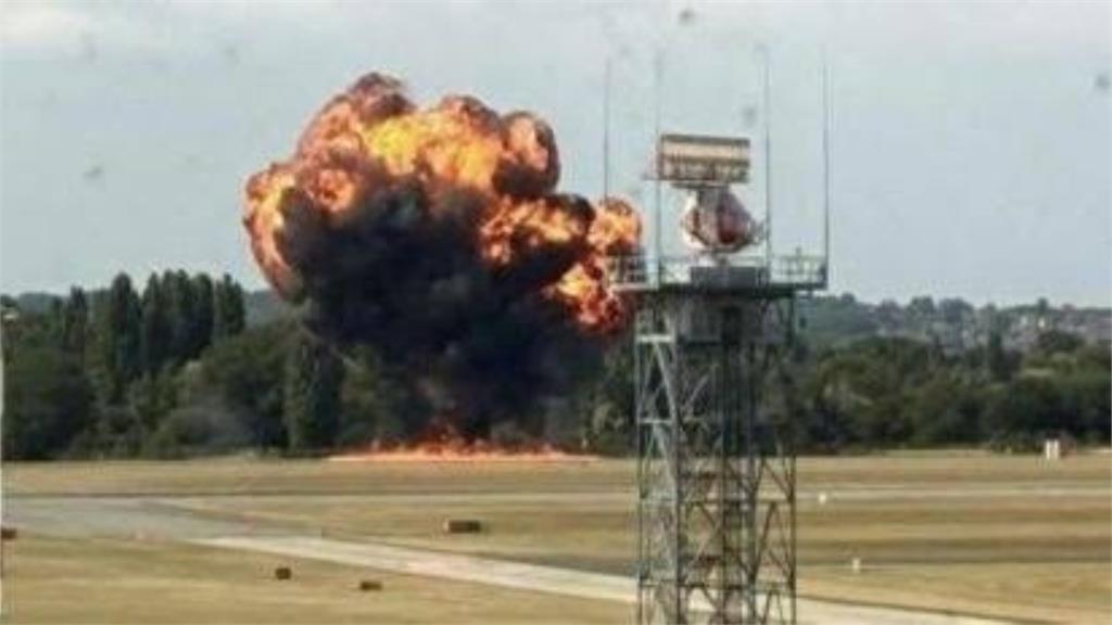 慎入！機師才「笑著揮手」下秒突墜機爆炸成火球　機上4人全罹難亡