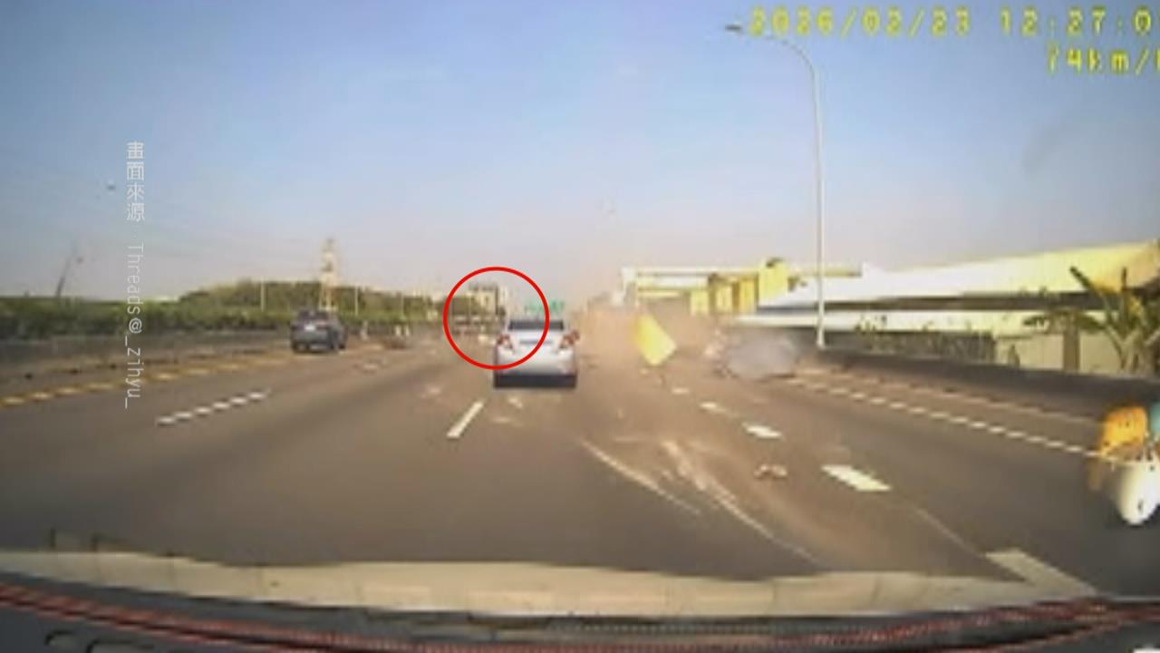 國道血滴子! 貨車鐵片疑未綁牢噴飛 轎車沒閃過撞上
