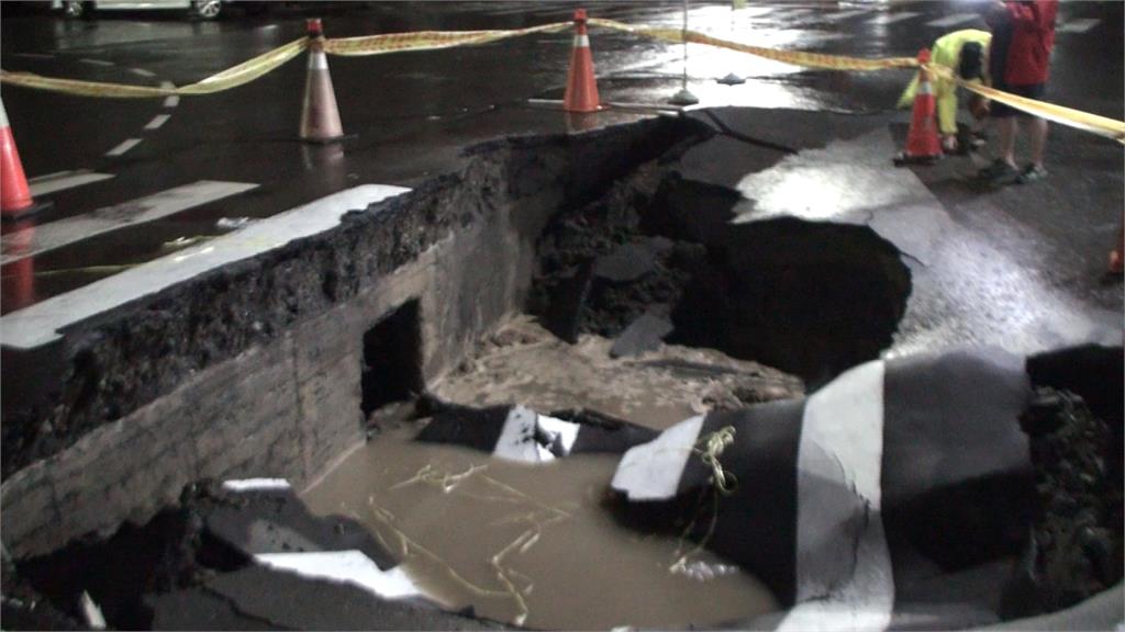 高雄雨後道路崩壞 義華路口出現12米大坑洞