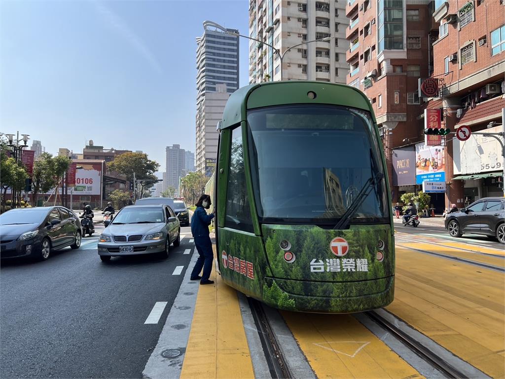 快新聞／轎車違規左轉！　高雄輕軌列車閃避不及擦撞畫面曝