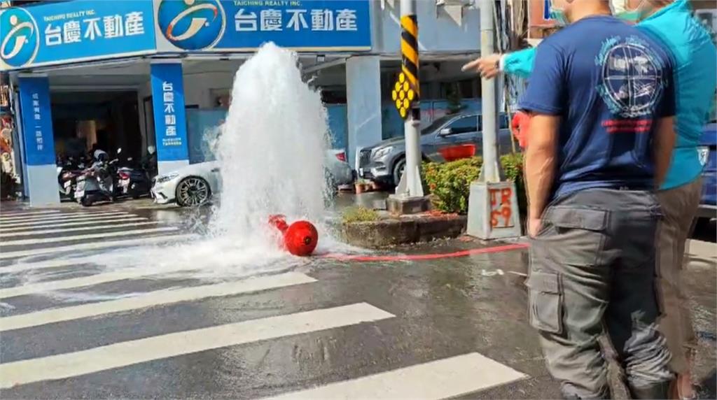 高雄小貨車迴轉撞斷消防栓　水柱狂噴路面一度積水