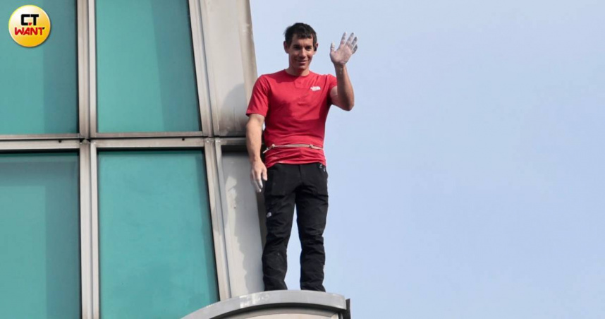 霍諾德狂揮手喊「台北景色真美」！　愛妻在101大樓內聲援