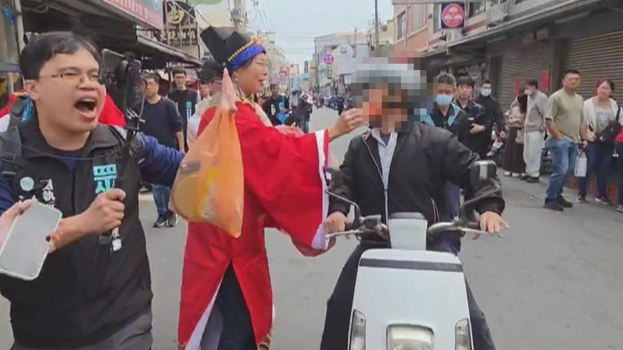 黃國昌走春遭嗆臭俗辣　工作人員竟拿1物塞他嘴裡