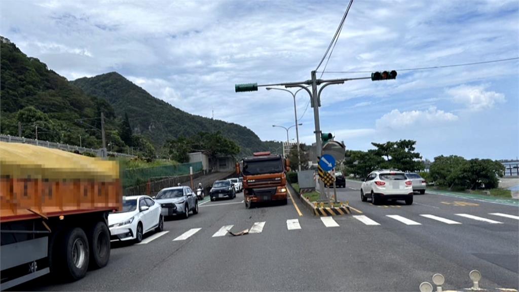 停等紅燈車輛被撞飛30米遠　肇事貨車駕駛疑恍神