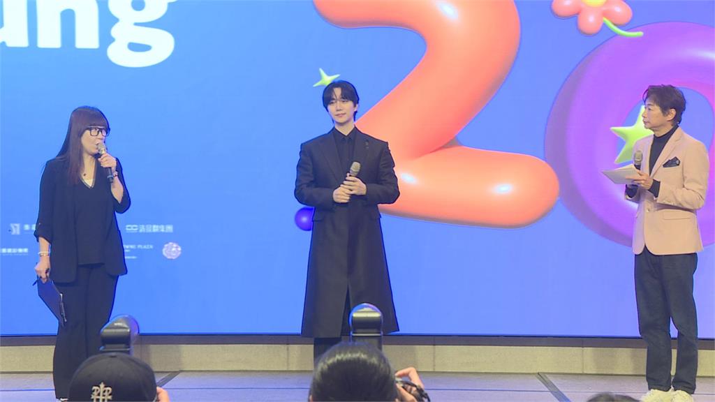李俊昊來了！一身黑西裝現身　登上台南跨年陪粉絲迎新年