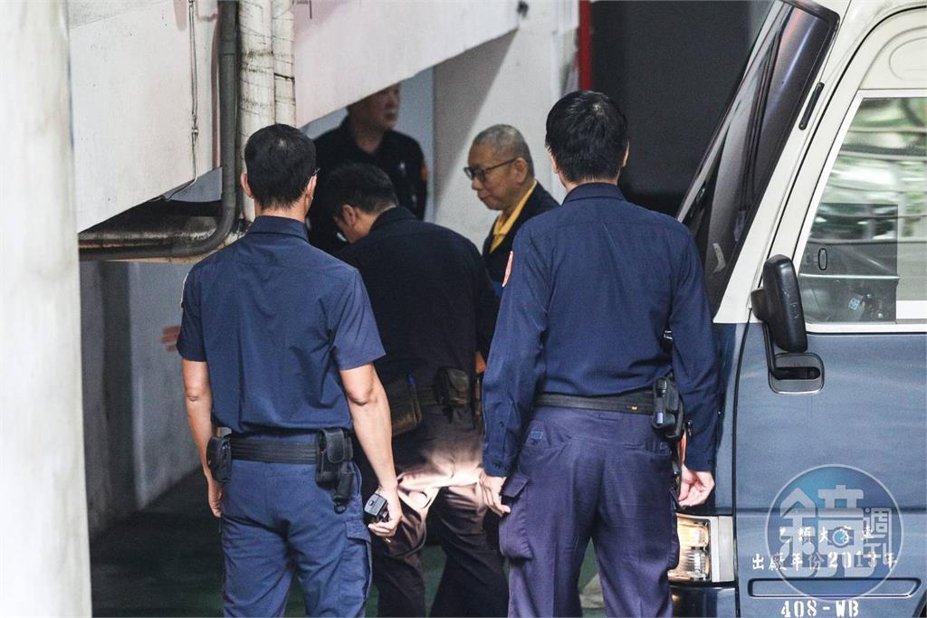 柯文哲換大光頭新造型曝光 延押首提訊連記者都認不出來