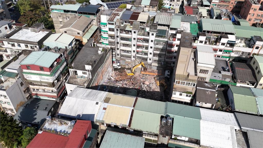 三重屋塌追原因！開挖地下室「疑出現砂湧」　地基瞬間被掏空