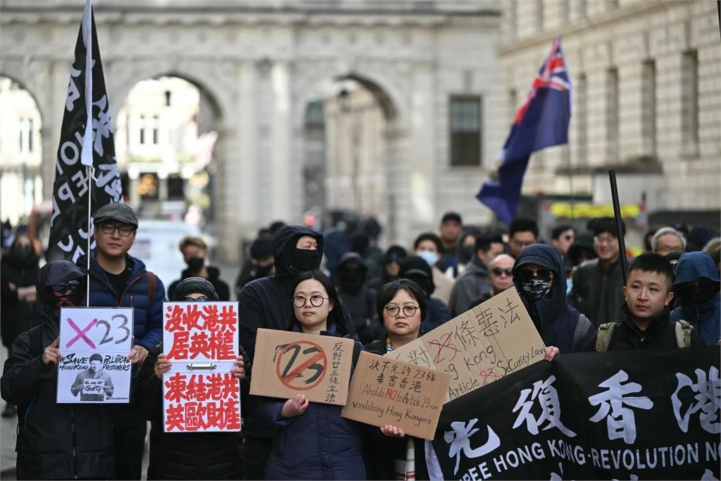 香港如何悄悄「改造」反送中示威者？青年接港警邀約電話　還簽下愛國承諾書