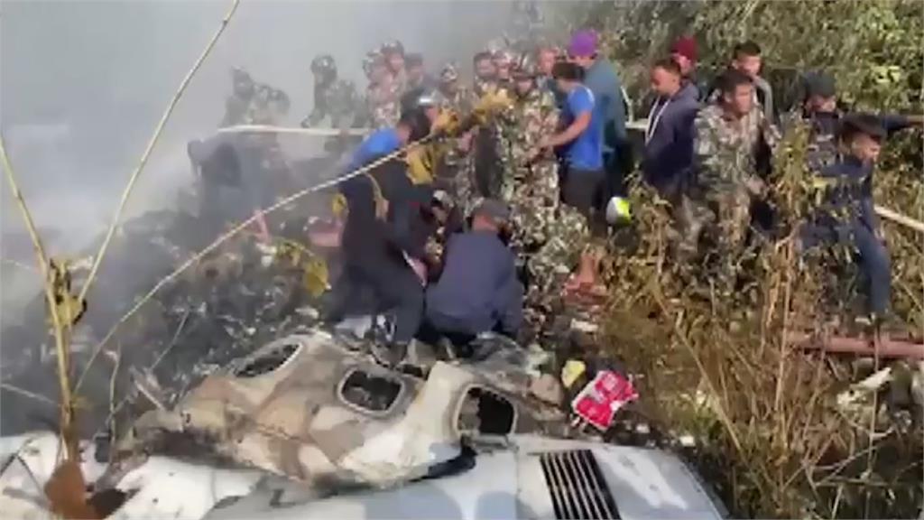 尼泊爾72人飛機墜毀大火竄濃煙　逾40死！機上至少15外籍乘客