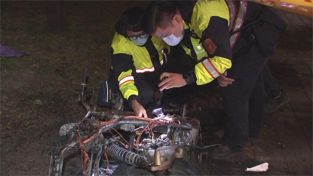 男違規騎車上人行道　撞倒報廢車釀火燒