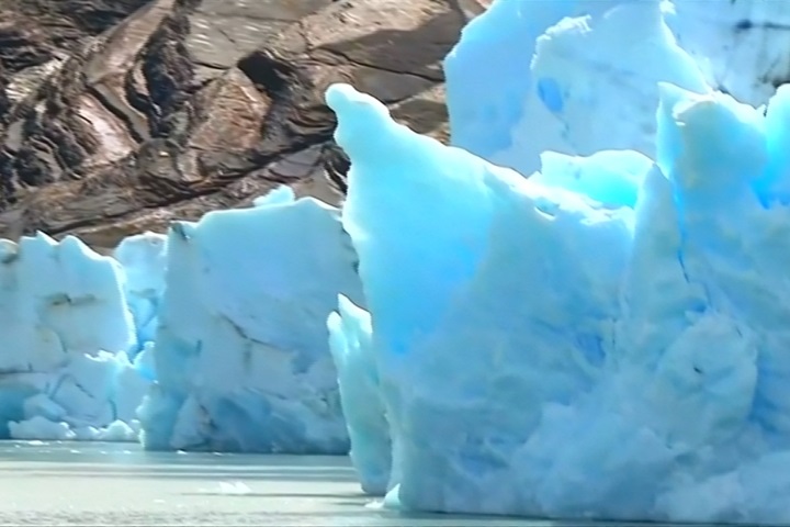 智利國家公園冰河崩裂 遊客搭船搶看「藍色大冰塊」