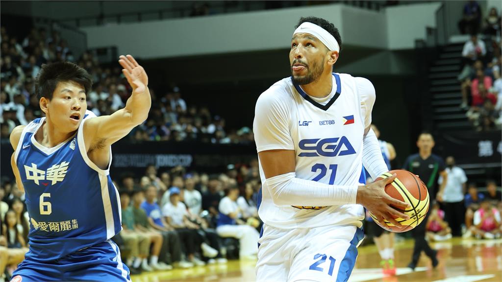 籃球/羅伯森展現NBA防守大鎖強度!台灣藍第三節僅拿2分吞下首敗