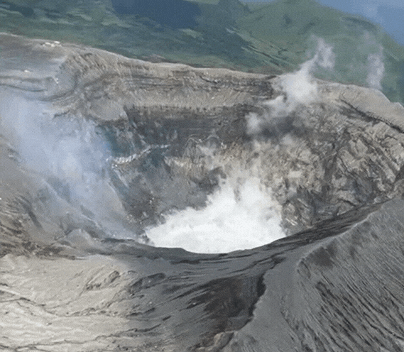 獨／阿蘇火山直升機俯瞰畫面曝！台人揭「10分鐘方案」風險：會急停迴轉