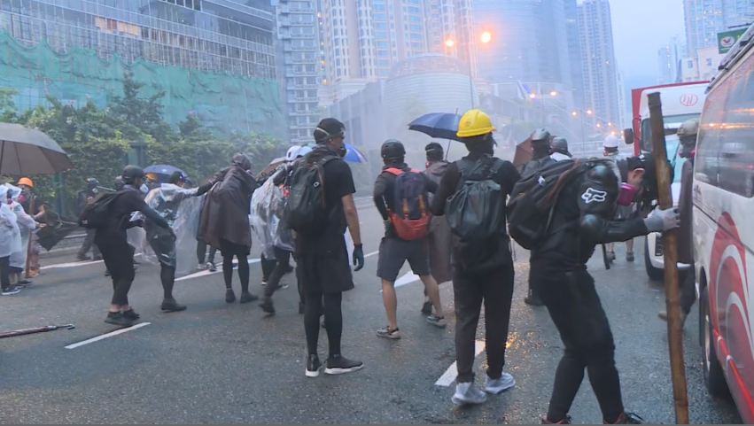 反送中／荃葵青遊行再爆激烈衝突 警方鳴槍驅散人群