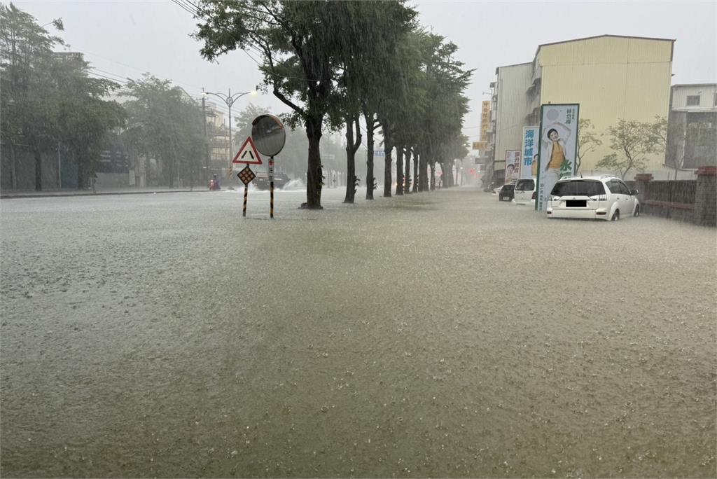 快新聞／高雄多地淹水慘重！　綠委林岱樺「車牌脫落」急赴派出所尋回