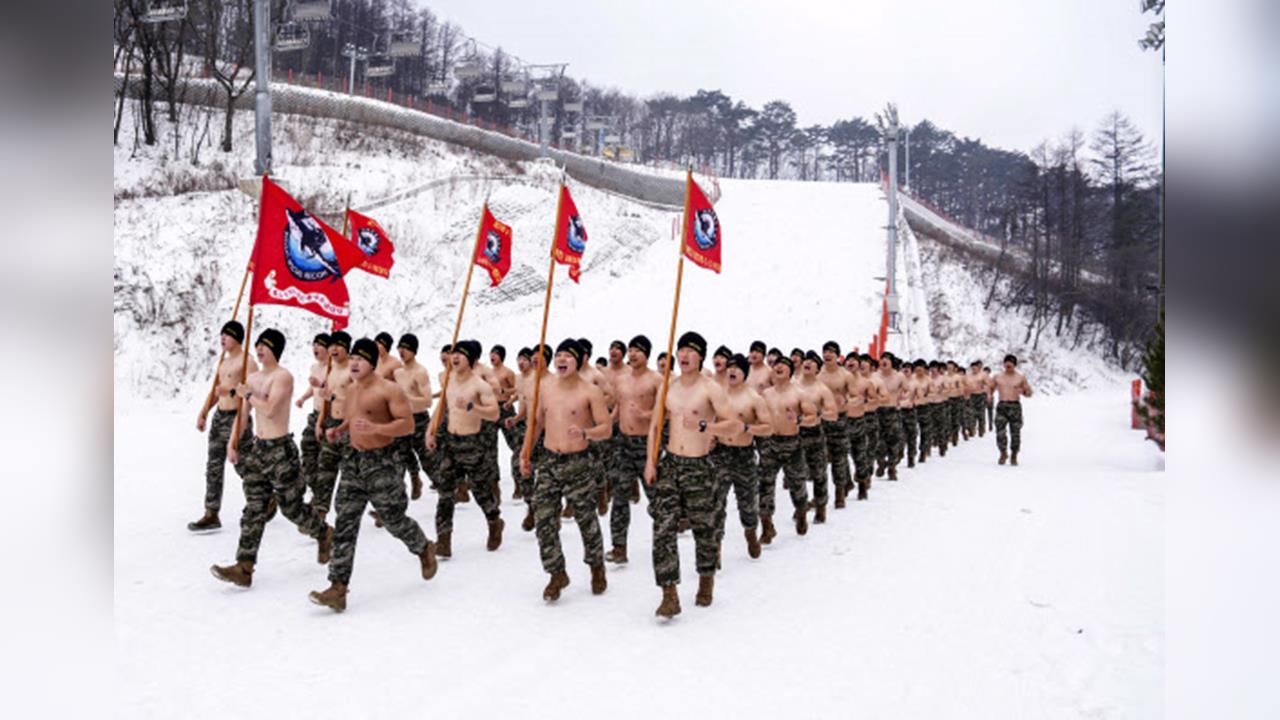 美韓海軍陸戰隊聯合訓練　猛男雪地中打赤膊鍛鍊體能