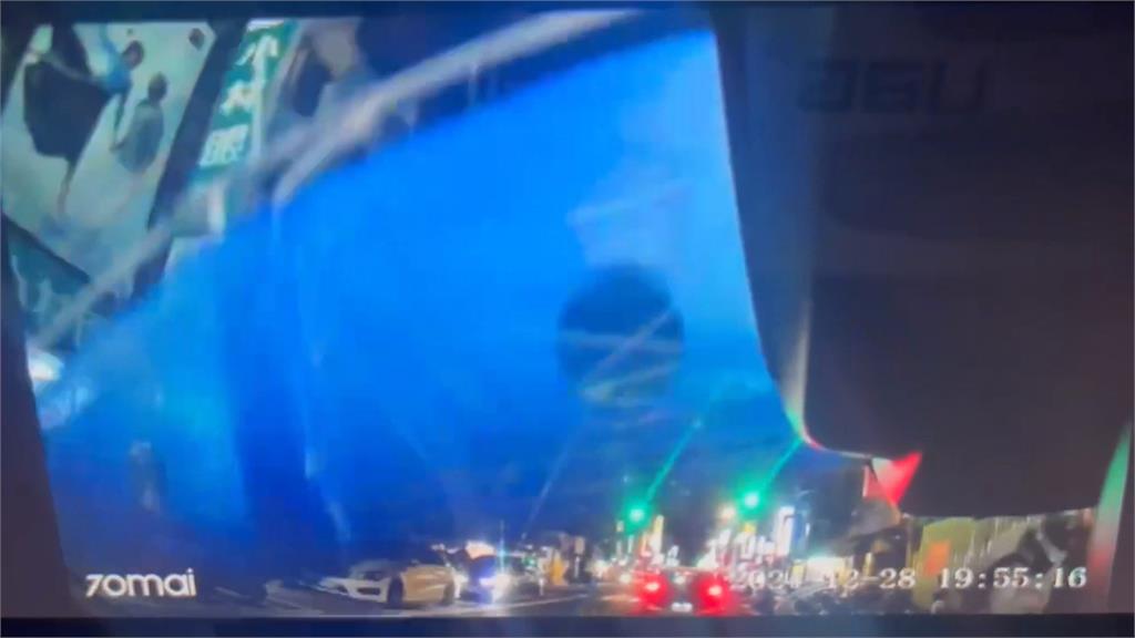 疑強風釀禍　花蓮大樓外牆鷹架倒塌　砸中12輛汽機車