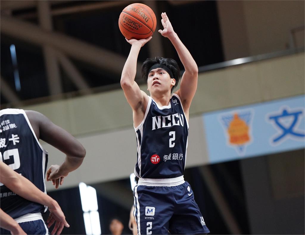 《富邦人壽UBA》政大雄鷹跨季32連勝　徐得祈扮板凳暴徒