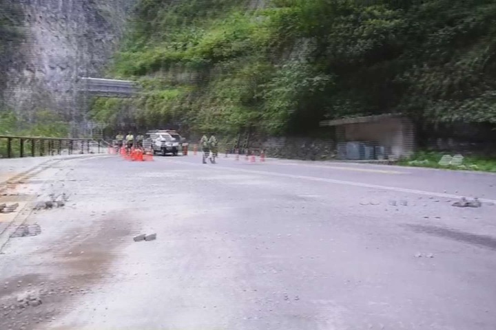 九曲洞落石砸騎士頭  安全帽都變形