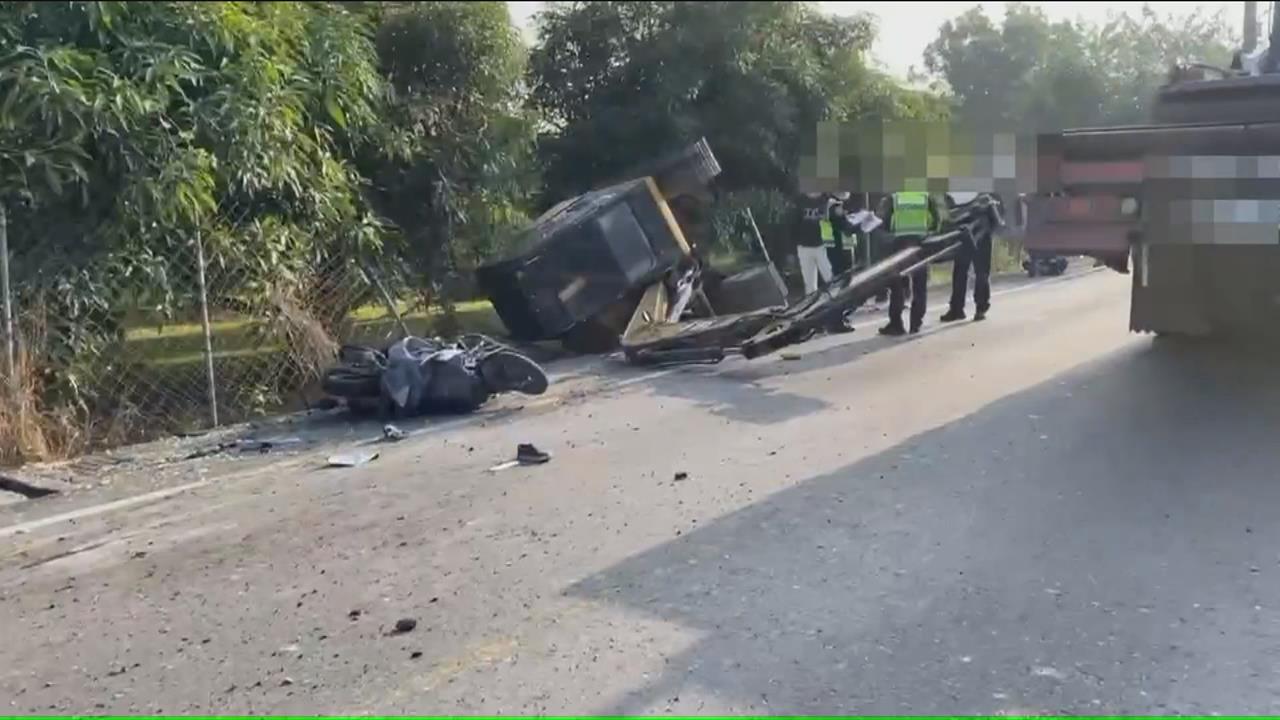 過彎離心力作用？　貨車載運怪手行駛中掉落　砸中騎士送醫不治