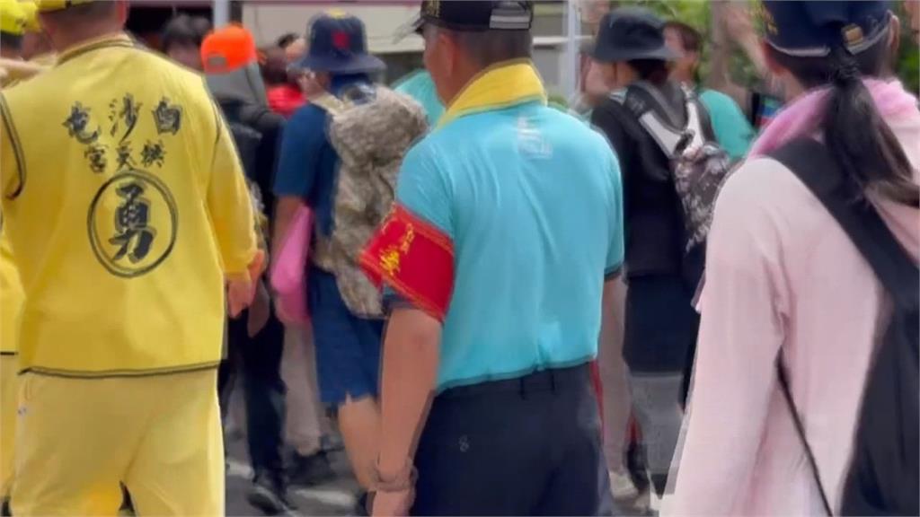 白沙屯媽祖鑾轎旁紅臂章大哥是誰？　本人親自解答
