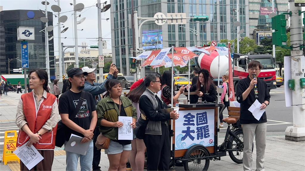 快新聞／超吸睛！台灣基進推出「罷免行動三輪車」　配行動列表機印全台連署書