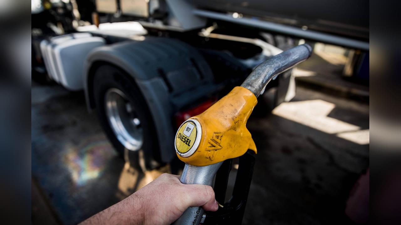 伊朗「只准5國通行」荷莫茲海峽!中東戰事前景不明⋯國際油價飆破104美元