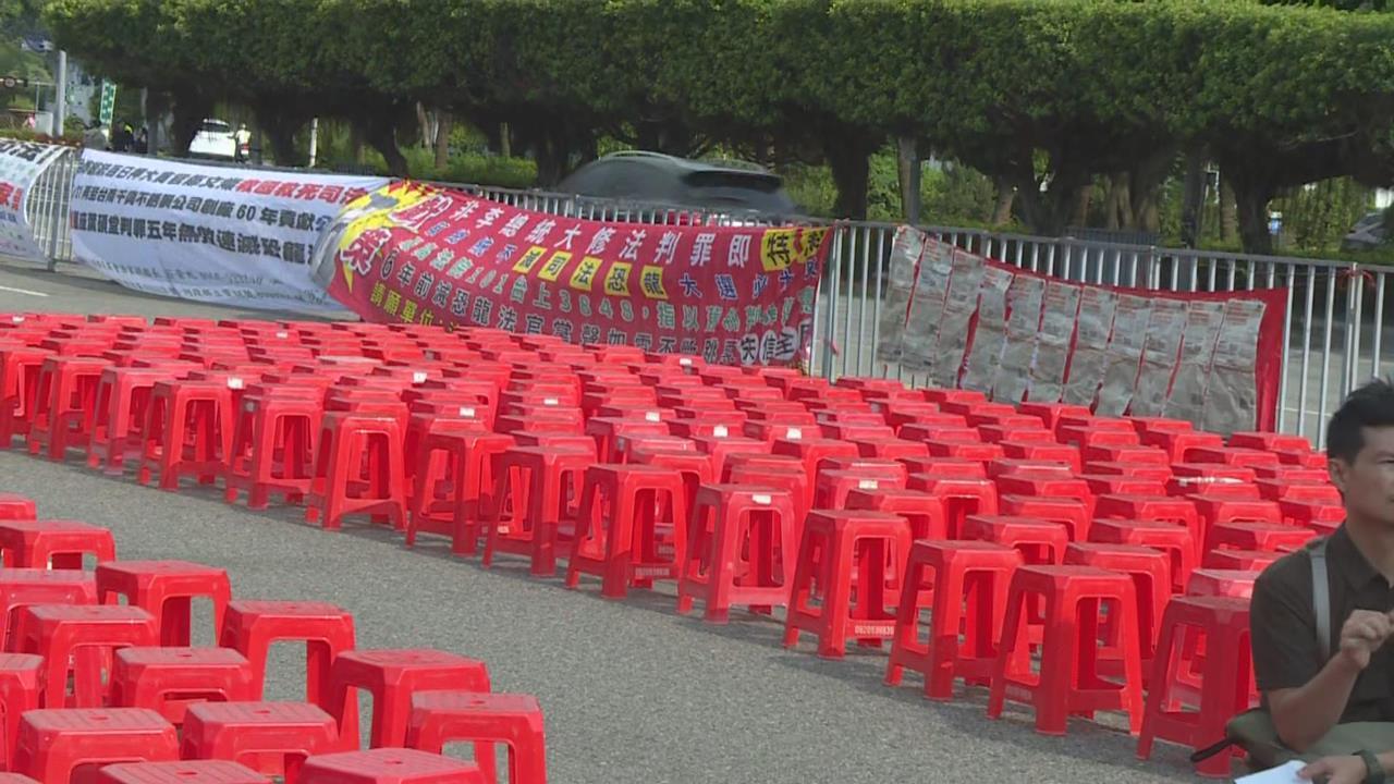 國民黨再戰凱道「司法正義女神」來了！現場一片紅通通⋯真相笑翻全網：便當很重要