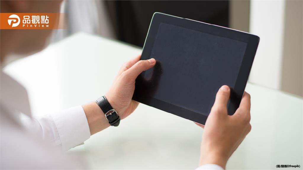 殯儀館變態拿平板伸女廁所門縫偷拍!人妻嚇到尖叫 丈夫當場制伏