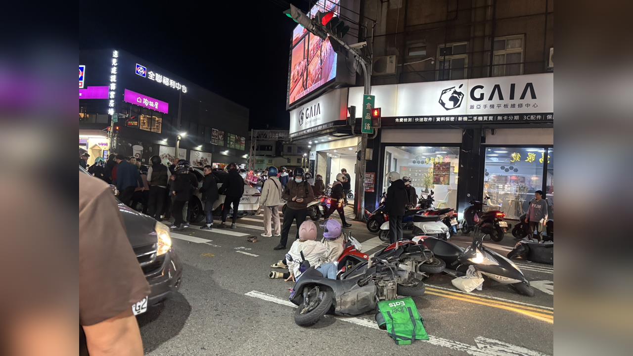 快新聞/你累了嗎?新竹小客車疑恍神直撞4台機車 最新傷亡情況曝