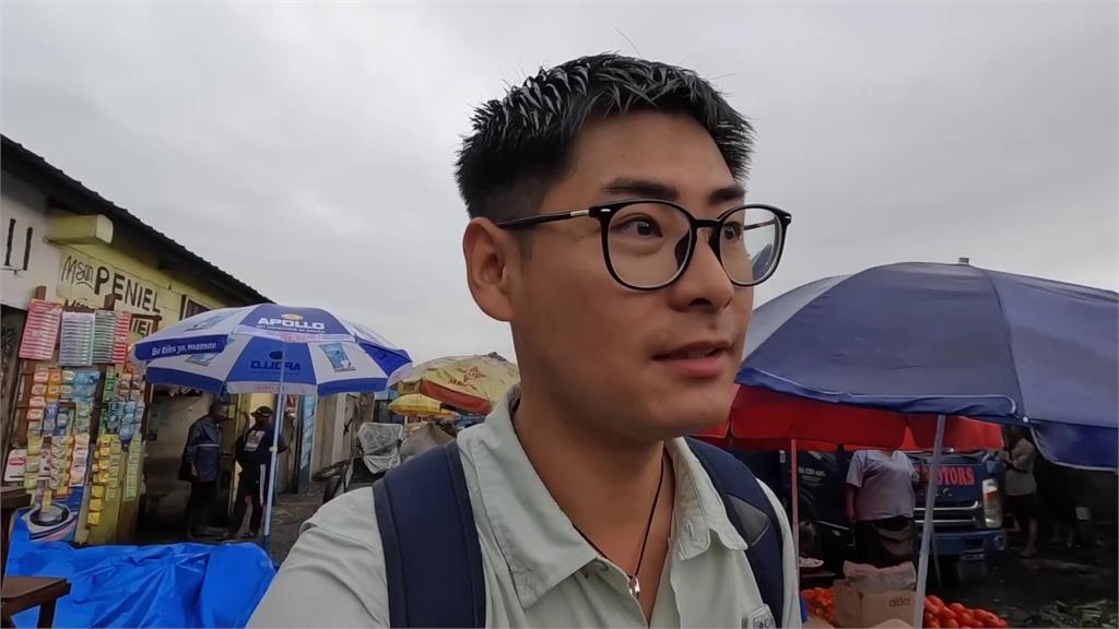 勇闖非洲剛果！中國男乘坐當地公車　「遭移民局攔查」直言：太噁心了