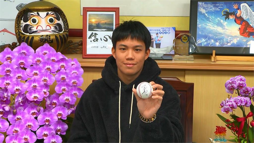 陽念希簽約巨人隊本月底赴美　花蓮市府贈「花蓮之光」錦旗期勉