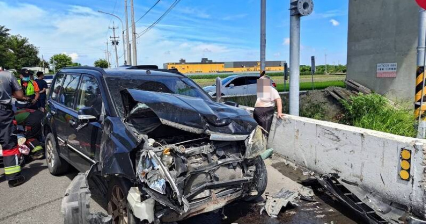 雲林土庫高鐵橋下2休旅車猛烈對撞　白車側翻黑車全毀4人送醫