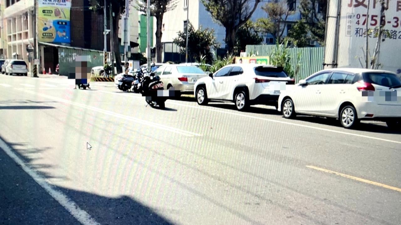 驚險!彰化男童「闖雙黃線」過馬路 騎士急煞「滑行10公尺」慘摔