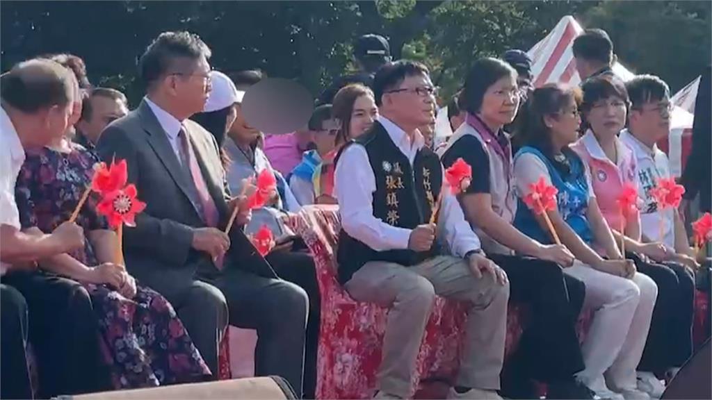 竹縣府辦升旗典禮　婦人突衝上台嗆「教育局長下台」