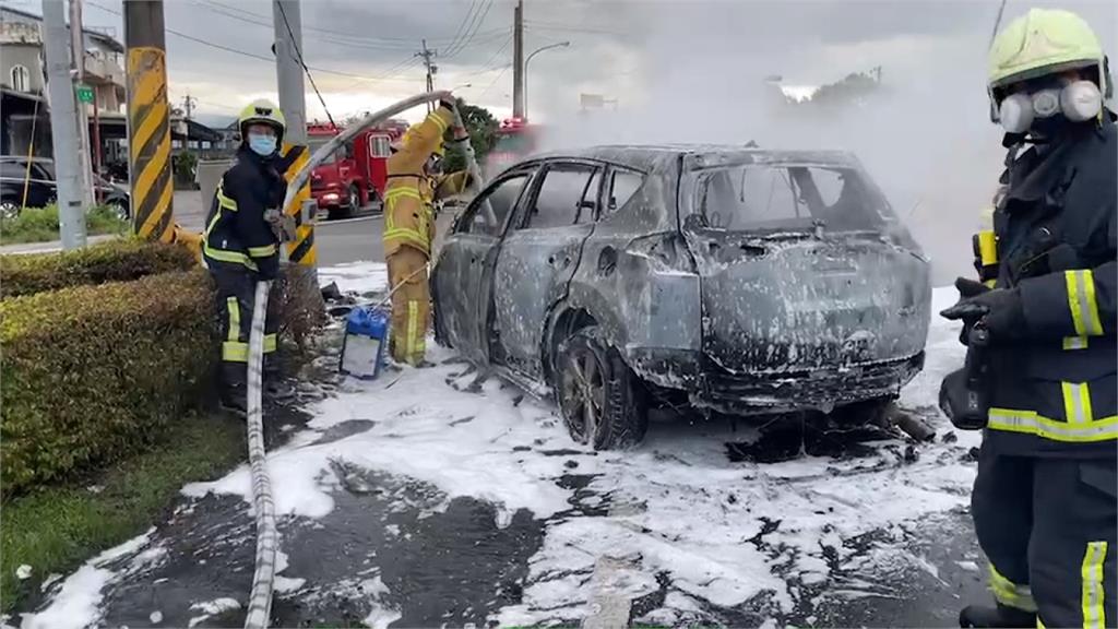 宜蘭清晨火燒車 22歲駕駛送醫急救