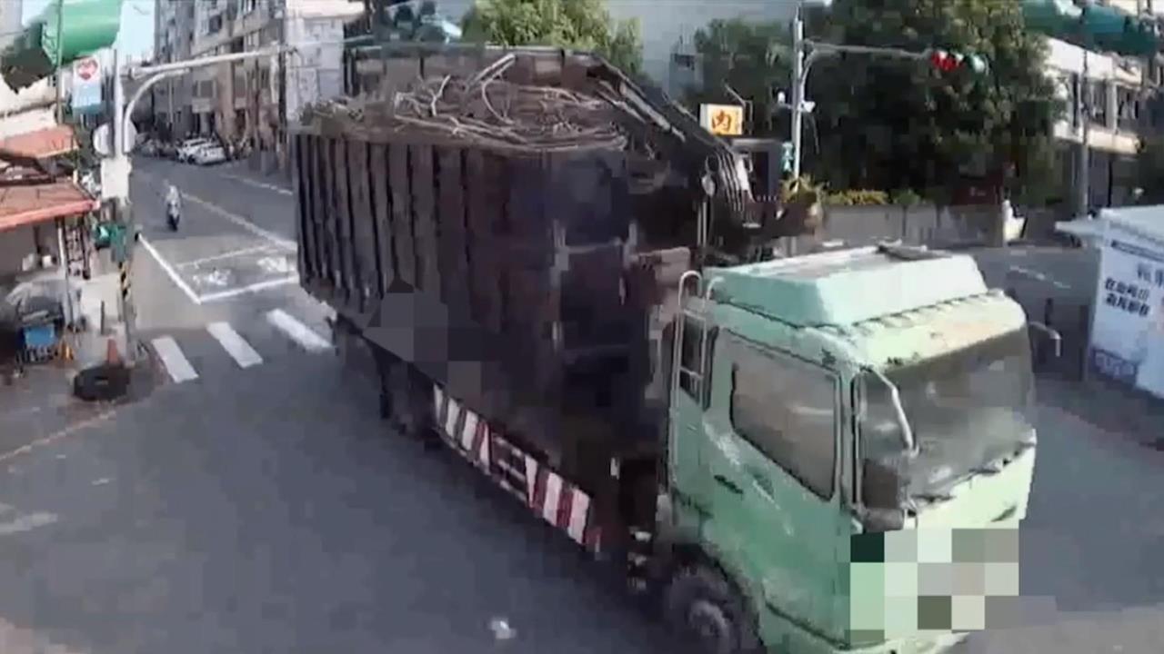 傻眼！宜蘭大貨車吊臂「扯落電纜」　整座紅綠燈慘被斬首