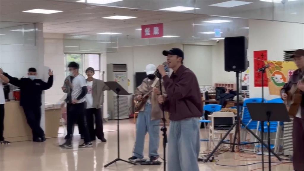 許光漢服役帥氣身影曝！　日照中心獻唱　親切喊：叫我小許