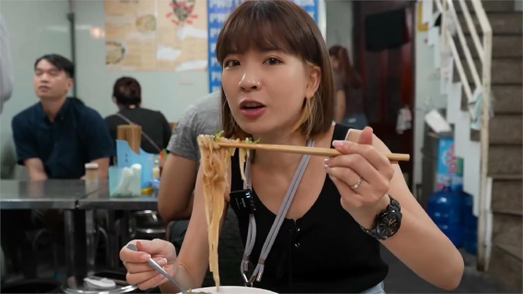 米其林推薦美食！她遊越南嚐雞肉河粉　一吃驚豔：加辣風味更上一層
