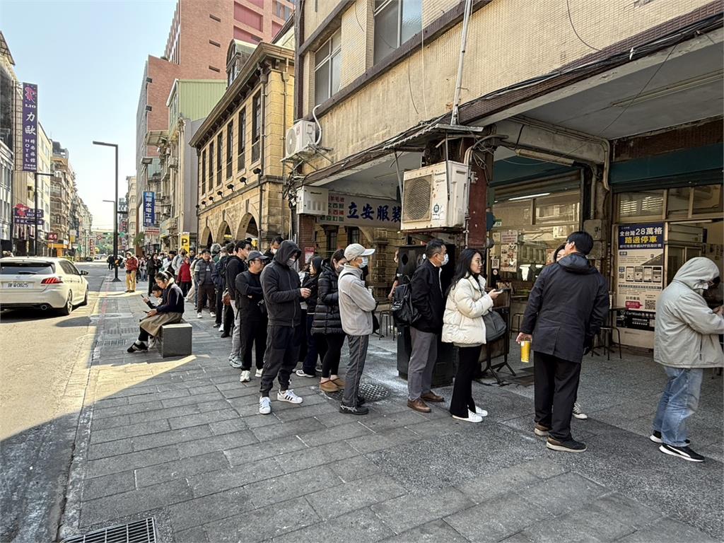 快新聞／要吃要快！台北名店「鄭記豬腳飯」準備歇業　人潮湧現畫面曝光