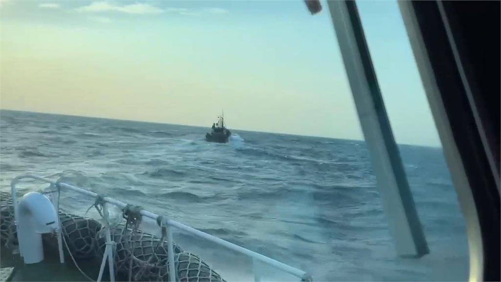 中國7艘漁船越界<em>澎湖</em>捕魚　　海巡以廣播、水砲驅離